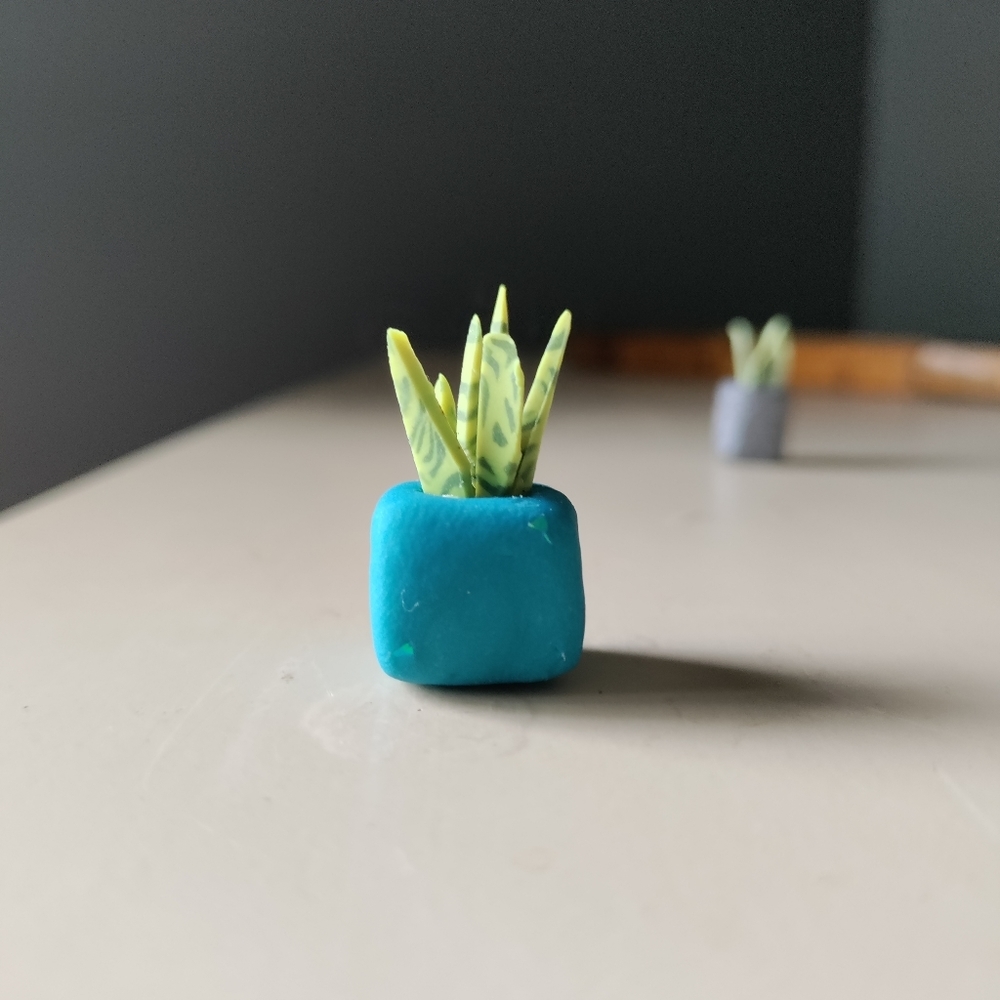 4 mini clay potted plants - Picture 5 of 7